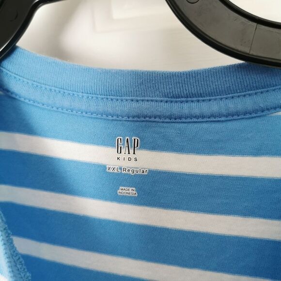 3/$20 Gap t-shirt - Picture 2 of 4